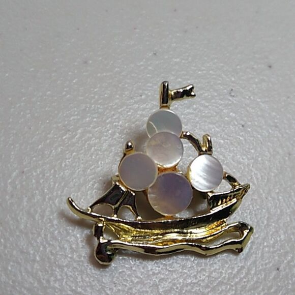 Vintage Gold Tone Metal  Mother of Pearl Disc Ship Brooch Cottagecore Nautical - Picture 5 of 7